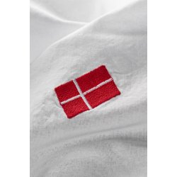 Stofdug <br><br> 150 x 250 <br><br> Hvid med broderede danske flag <br><br> 