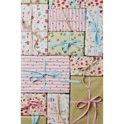 Gavepapir <br><br> R�de hjerter og lyser�de striber <br><br> 5 m pr. rulle <br><br>