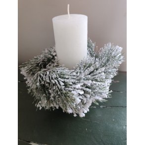 Krans i fyrgran m. sne <br><br>  24 cm