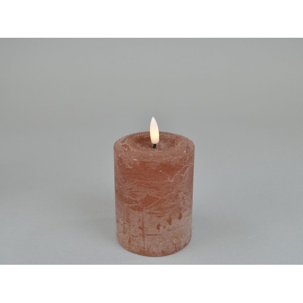 LED rustik bloklys <br><br> �7,6 / h10 cm <br><br> brun <br><br> m. timer <br><br> RESTSALG <br><br>
