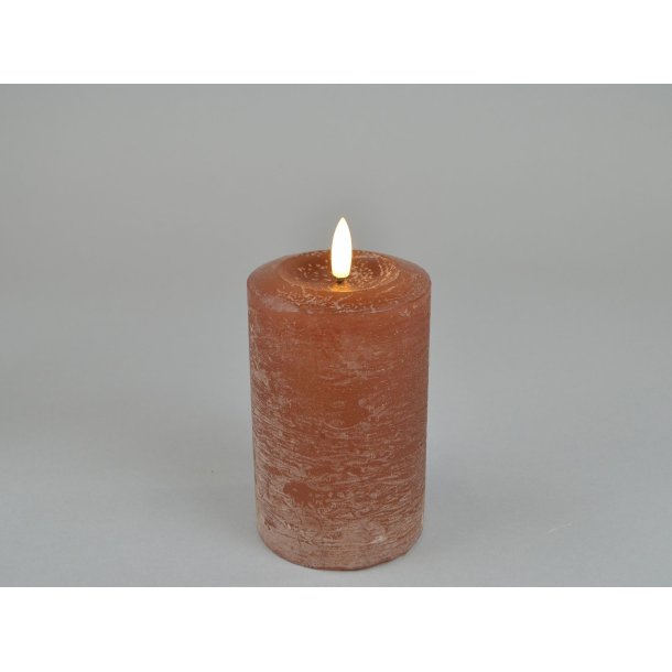 LED rustik bloklys <br><br>  �7,6 / h12 cm <br><br> brun <br><br> m. timer <br><br> RESTSALG <br><br>