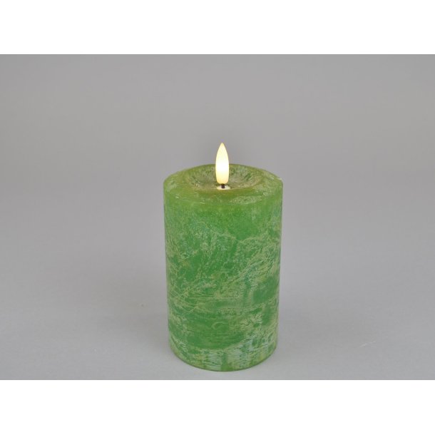 LED rustik bloklys <br><br> �7,6 / h12 cm <br><br> skovgr�n <br><br> m. timer <br><br> RESTSALG <br><br>