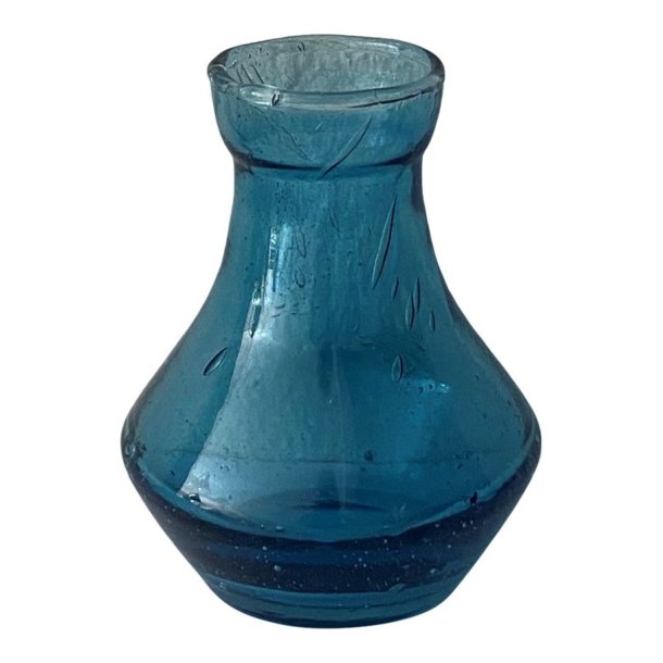 Vase <br><br> mundblst genbrugsglas <br><br> bl <br><br> h 10 cm <br><br>