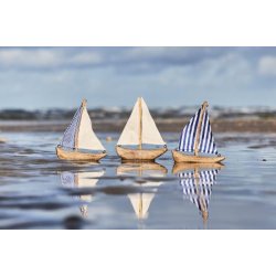 Skib med sejl <br><br>  Nautico <br><br> vlg mellem 2 slags <br><br>