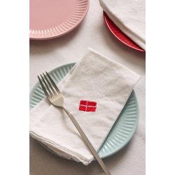 Stofserviet <br><br> 40 x 40 <br><br> Hvid med broderet dansk flag <br><br> 
