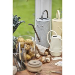 Vandkande <br><br> gr <br><br> m/sort hank og tud <br><br>  2,7 l <br><br> 