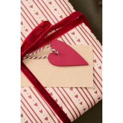 Gavepapir <br><br> R�de hjerter og striber <br><br> 5 m pr. rulle <br><br>