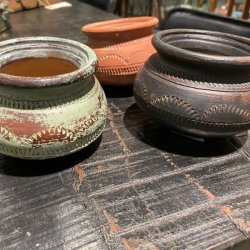 Lille hndlavet lerkrukke <br><br> patineret sort <br><br> 