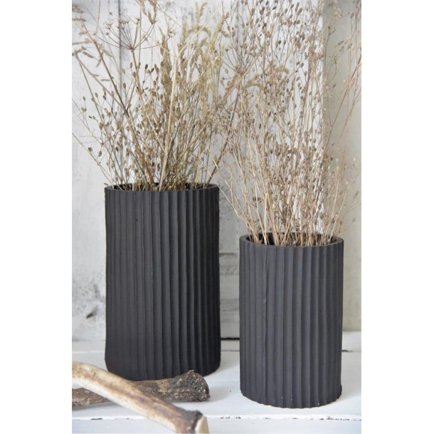 Vase <br><br> cylinderformet m/ riller <br><br> 21 cm