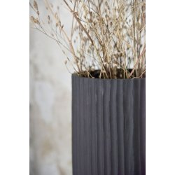 Vase <br><br> cylinderformet m/ riller <br><br> 23 cm