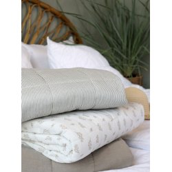 Vattppe - quilt <br><br> lys latte m. blade og striber <br><br> 130 x 180 cm